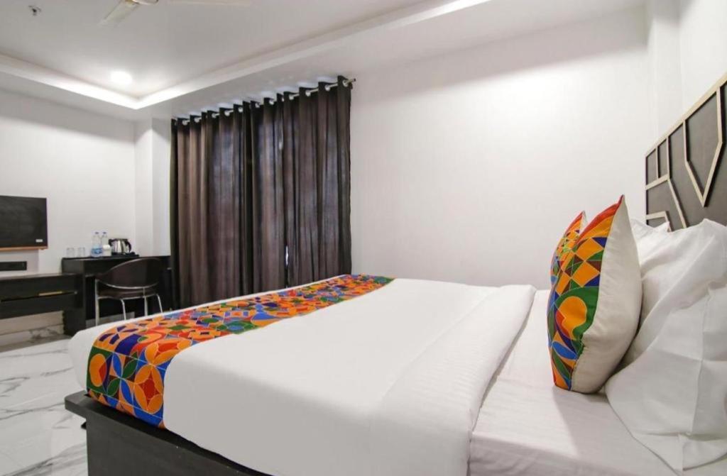 Hotel Grey Sky Ню Делхи Екстериор снимка