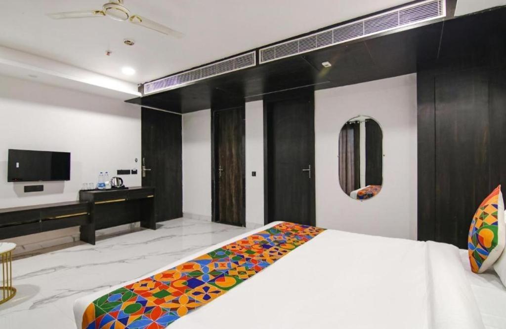 Hotel Grey Sky Ню Делхи Екстериор снимка